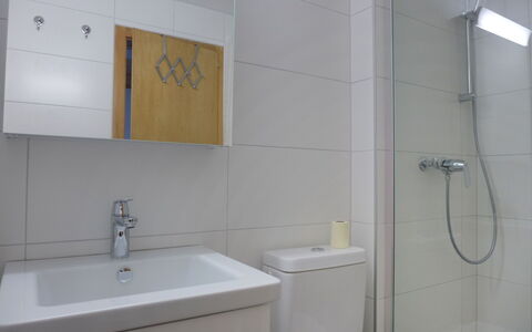 Villars 996: Salle De Bains, Propriété, Pièce, Robinet, Tuile, Mur, Luminaire Plomberie, Accessoire Salle De Bain, Architecture, Design Intérieur