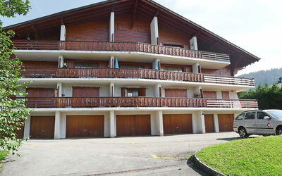 Villars 996: Ciel, Plante, Propriété, Bâtiment, Roue, Lot Terre, Architecture, Bois, Voiture