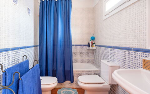 La Marea: Bâtiment, Propriété, Bleu, Rideau De Douche, Siège De Toilette, Luminaire Plomberie, Violet, Salle De Bains, Toilette, Bleu Azur