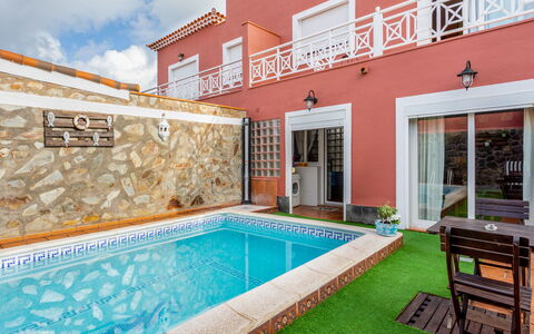 La Marea: L'Eau, Propriété, Bâtiment, Nuage, Ciel, Piscine, Fenêtre, Porte, Rectangle, Chaise