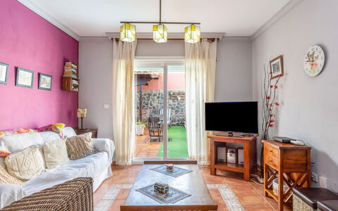 La Marea: Propriété, Meubles, Cadre, Canapé, Table, Bois, Design Intérieur, Éclairage, Salon, Jaune