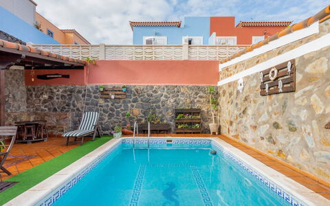 La Marea: L'Eau, Plante, Ciel, Nuage, Piscine, Propriété, Bâtiment, Bleu Azur, Ombre, Plan D'Eau