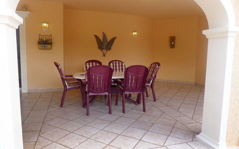 Calina: Propriété, Pièce, Tuile, Sol, Bâtiment, Immobilier, Plafond, Maison, Salle À Manger, Design Intérieur