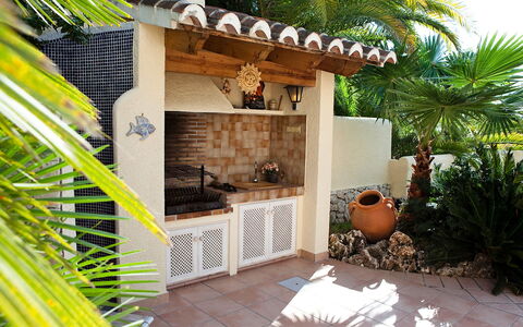 Calina: Propriété, Maison, Bâtiment, Pièce, Immobilier, Domicile, Arrière-Cour, Balcon, Design Intérieur, Chalet