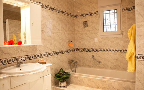 Calina: Salle De Bains, Propriété, Pièce, Tuile, Design Intérieur, Mur, Jaune, Sol, Baignoire, Marbre