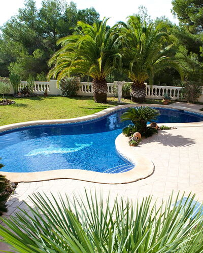 Calina: Piscine, Propriété, Paysage Naturel, Arrière-Cour, Immobilier, Herbe, Aménagement Paysager, Loisir, Arbre, Paysage