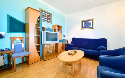 Čipčić 100.3: Pièce, Bleu, Meubles, Design Intérieur, Propriété, Salon, Bâtiment, Sol, Jaune, Table