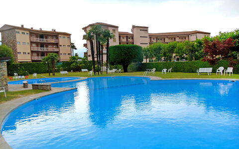 Belmonte: L'Eau, Ciel, Plante, Bâtiment, Jour, Nuage, Piscine, Bleu Azur, Arbre, Maison