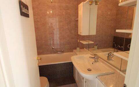 Rosemarie: Salle De Bains, Pièce, Propriété, Évier, Luminaire Plomberie, Lavabo, Sol, Design Intérieur, Architecture, Bâtiment