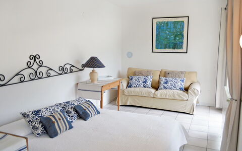 Rosemarie: Pièce, Chambre, Meubles, Propriété, Design Intérieur, Lit, Mur, Immobilier, Maison, Table