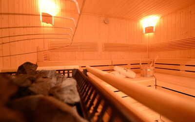 Grünwald Resort Sölden - Chalets 486.2: Lumière, Orange, Éclairage, Pièce, Sauna, Architecture, Nuit, Bois, Bâtiment, Plafond