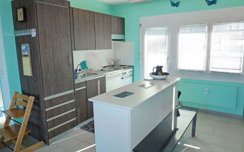 Emmetten 400: Pièce, Propriété, Meubles, Cuisine, Turquoise, Cabinetry, Bâtiment, Design Intérieur, Comptoir, Maison
