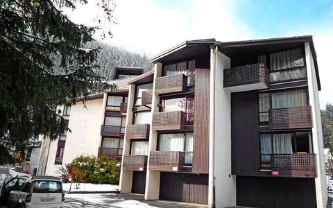Lognan: Bâtiment, Ciel, Nuage, Fenêtre, Voiture, Maison, Véhicule, Roue, Design Urbain