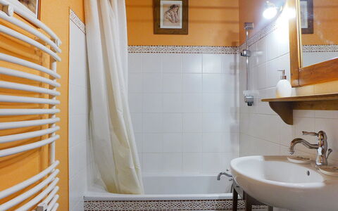 Lognan: Salle De Bains, Pièce, Propriété, Rideau, Design Intérieur, Tuile, Rideau De Douche, Accessoire Salle De Bain, Mur, Luminaire Plomberie