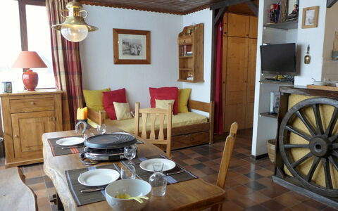 Lognan: Pièce, Meubles, Propriété, Salon, Design Intérieur, Bâtiment, Salle À Manger, Table, Sol, Maison