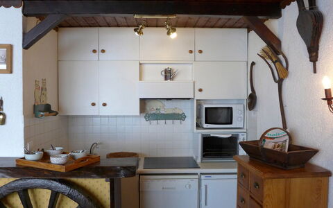 Lognan: Pièce, Propriété, Maison, Meubles, Bâtiment, Cuisine, Design Intérieur, Plafond, Domicile, Table