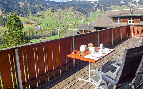 Chalet Ahornen: Ciel, Meubles, Bâtiment, Nuage, Montagne, Table, Bois, Mobilier De Jardin, Clôture, Arbre