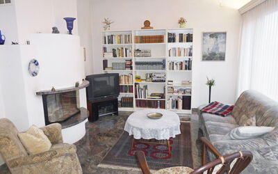 Bella Vista 100.2: Pièce, Salon, Meubles, Propriété, Design Intérieur, Maison, Table, Bâtiment, Domicile, Sol