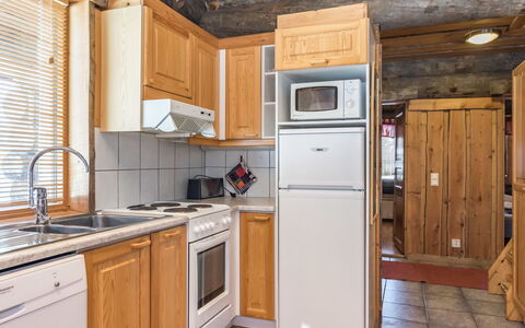 Kujakieppi: Cuisine, Principaux Appliance, Bois, Appareil De Cuisine, Sol, Sol, Plafond, Comptoir, Évier, Cabinetry