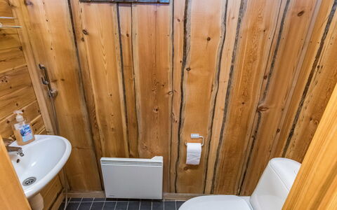 Kujakieppi: Siège De Toilette, Mur, Bois, Sol, Sol, Luminaire Plomberie, Salle De Bains, Toilette, Lavabo, Tache De Bois