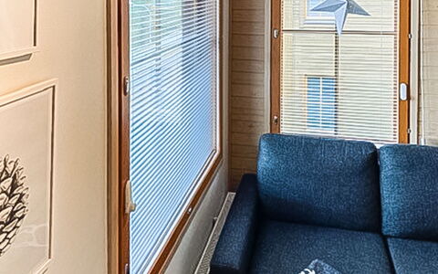 Länsirinne C 12: Bois, Design Intérieur, Sol, Sol, Meubles, Salon, Pièce, Appartement, Canapé, Couvre-Fenêtres