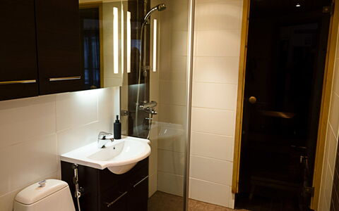 Kelokivakka D19: Lavabo, Salle De Bains, Luminaire Plomberie, Mur, Sol, Évier, Design Intérieur, Sol, Bois, Armoire De Toilette