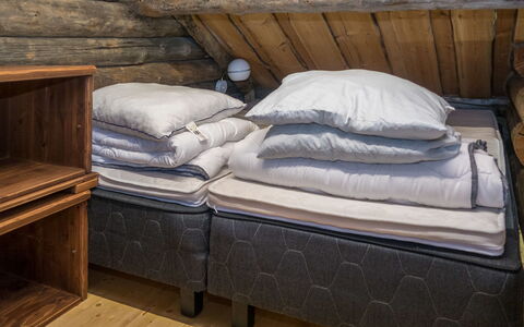 Saukkokumpu 3: Chambre, Linge, Literie, Drap De Lit, Lit, Cadre De Lit, Dur, Matelas, Oreiller, Tache De Bois