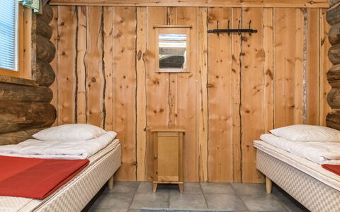 Pihlakieppi 2: Bois, Chambre, Lit, Sol, Design Intérieur, Meubles, Sol, Pièce, Drap De Lit, Literie