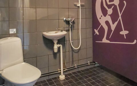 Salakolo 2: Mur, Luminaire Plomberie, Sol, Salle De Bains, Toilette, Sol, Siège De Toilette, Plomberie, Tuile, Robinet