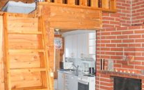 Juolukka: Bois, Sol, Sol, Plafond, Design Intérieur, Tache De Bois, Escaliers, Pièce, Dur, Cabane En Rondins