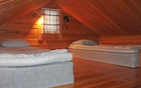 Juolukka: Bois, Sol, Plafond, Sol, Meubles, Grenier, Chambre, Éclairage, Design Intérieur, Dur