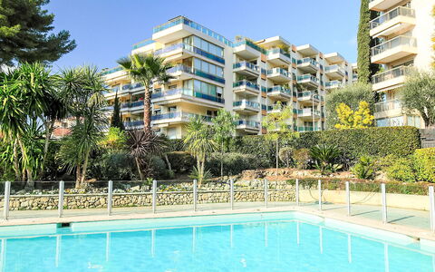 Le Floriana: Meubles, Chaise, Table, Mobilier De Jardin, Tableau De Plein Air, Porche, Table Cuisine Et Salle A Manger, Balcon, Plate-Forme, Ombre
