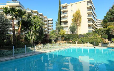 Le Floriana: Meubles, Chaise, Table, Mobilier De Jardin, Tableau De Plein Air, Porche, Table Cuisine Et Salle A Manger, Balcon, Plate-Forme, Ombre