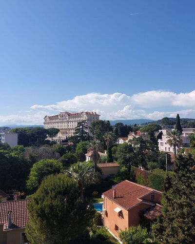 Le Floriana: Jour, Arbre, Bâtiment, Zone Résidentielle, Zone Urbaine, Ville, Ville, Toit, Quartier, Maison