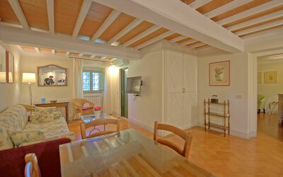 Collina 3: Pièce, Propriété, Bâtiment, Plafond, Design Intérieur, Parquet, Meubles, Sol, Maison, Salon