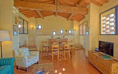 Collina 1: Pièce, Bâtiment, Propriété, Meubles, Design Intérieur, Sol, Dur, Plafond, Salon, Faisceau