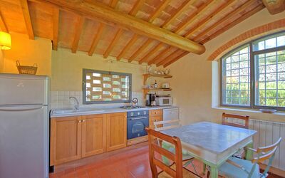 Collina 7: Propriété, Pièce, Bâtiment, Meubles, Cuisine, Maison, Plafond, Sol, Comptoir, Immobilier