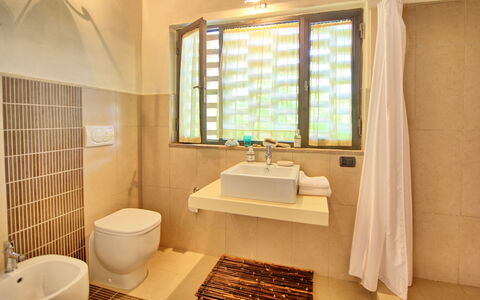 Villa Diletta: Salle De Bains, Pièce, Propriété, Design Intérieur, Luminaire Plomberie, Bâtiment, Tuile, Sol, Architecture, Daylighting