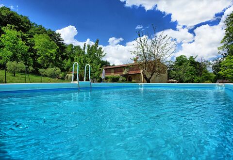 Villa Diletta: Piscine, Propriété, L'Eau, Loisir, Paysage Naturel, Ciel, Immobilier, Maison, Vacances, Été