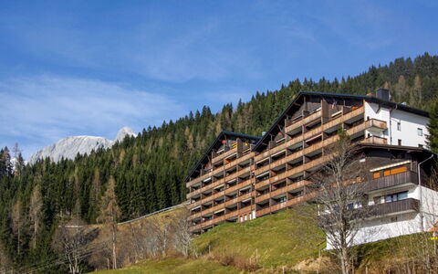 Mühlbach am Hochkönig 250: Ciel, Plante, Nuage, Montagne, Bâtiment, Arbre, Maison, Bois, Paysage Naturel, Mélèze