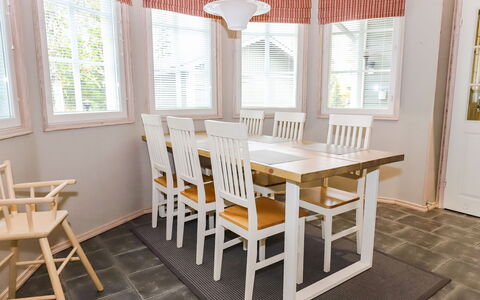 Rukan Taikavuosselin Helmi 8 a: Meubles, Design Intérieur, Sol, Sol, Bois, Chaise, Table, Plafond, Luminaire, Salle À Manger