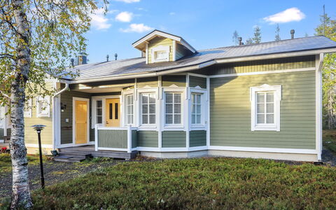 Rukan Taikavuosselin Helmi 8 a: Bâtiment, Fenêtre, Maison, Bois, Domicile, Siding, Toit, Architecture, Façade, Chalet