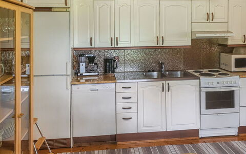 Ellilä: Cuisine, Appareil De Cuisine, Comptoir, Principaux Appliance, Cabinetry, Sol, Meubles, Bois, Evier, Design Intérieur