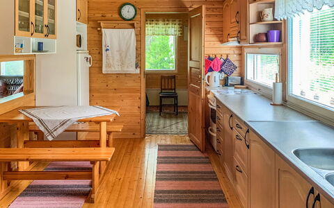 Majavanpesä: Bois, Design Intérieur, Sol, Meubles, Sol, Cuisine, Comptoir, Cabinetry, Pièce, Tache De Bois