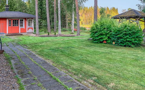 Majavanpesä: Herbe, Arbuste, Jardin, Lot Terre, Pelouse, Couverture De Sol, Chalet, Aménagement Paysager, Arrière-Cour