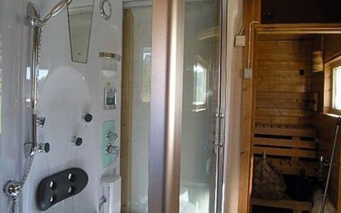 Pikku-Villa: Luminaire Plomberie, Salle De Bains, Design Intérieur, Lavabo, Sol, Plomberie, Sol, Robinet, Évier, Miroir