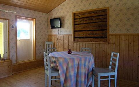 Pikku-Villa: Bois, Sol, Pièce, Sol, Design Intérieur, Plafond, Meubles, Tache De Bois, Dur, Luminaire
