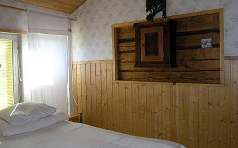 Pikku-Villa: Bois, Chambre, Lit, Sol, Meubles, Sol, Design Intérieur, Drap De Lit, Literie, Pièce