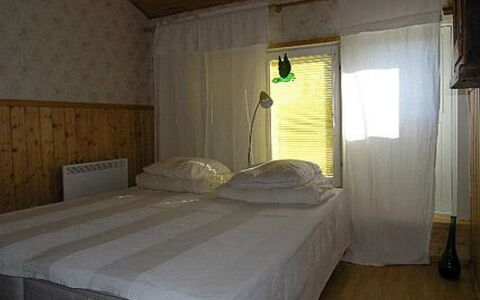 Pikku-Villa: Meubles, Sol, Bois, Design Intérieur, Sol, Lit, Chambre, Textile, Plafond, Pièce