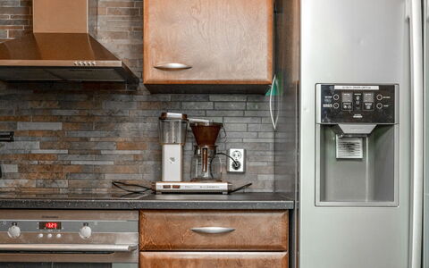 Villa Assi: Appareil De Cuisine, Cuisine, Principaux Appliance, Électroménager, Cabinetry, Comptoir, Bois, Réfrigérateur, Sol, Design Intérieur